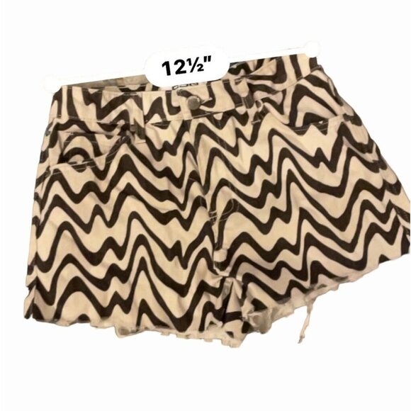 High waisted chevron black and white raw hem denim jean shorts mom Tillys zebra - Picture 3 of 7
